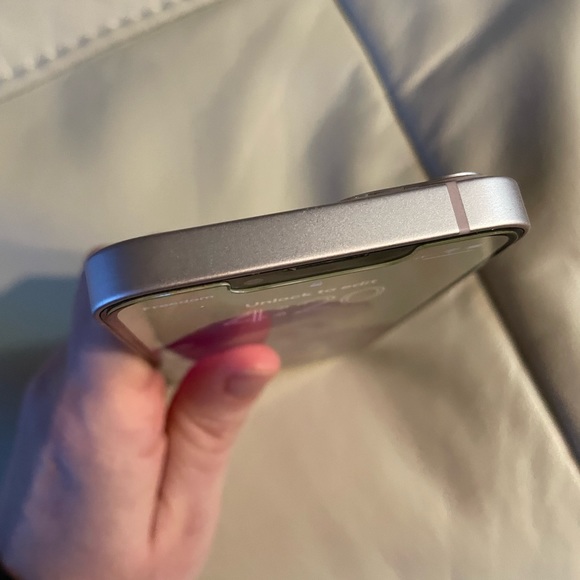 LIKE NEW!!! PINK IPHONE 13 MINI!! - Picture 6 of 8